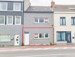 <br />Op zoek naar een appartement waar ruimte, comfort en een uitstekende ligging samenkomen?<br />Dan is dit absoluut een bezoek waard!<br /><br /><u><strong>Met een bewoonbare oppervlakte van maar liefst 137 m² </strong></u><br /><br />Dankzij de omgekeerde duplexindeling geniet u op het leefniveau van een royale lichtrijke woonkamer<br />met aansluitend een zuid west gericht terras.<br /><br />De volledig nieuwe, modern ingerichte keuken voorzien met alle toestellen en sluit perfect aan bij de royale leefruimte.<br />Verder vindt u op dit niveau een apart gastentoilet en een bergruimte.<br /><br />Beneden bevinden zich twee ruime slaapkamers, waarvan één met een praktische dressing.<br />Vanuit de kamers heeft u rechtstreeks toegang tot een gezellig privé-tuintje.<br /><br />De stijlvolle badkamer beschikt over een ligbad met douchefunctie en een modern lavabomeubel.<br />Daarnaast zijn er nog een tweede toilet, een grote was- en bergplaats én twee extra bergingen aanwezig.<br /><br />Ook technisch is alles vernieuwd:<br />PVC-ramen met tripel glas, centrale verwarming op aardgas, conforme elektriciteit en volledig asbestvrij.<br />Epc 130 kWh = Label B <br /><br />Troeven op een rij:<br />✔ Volledig gerenoveerd en instapklaar<br />✔ 137 m² bewoonbare oppervlakte<br />✔ 2 ruime slaapkamers + dressing<br />✔ Zuidgericht terras én privé-tuin<br />✔ Moderne keuken en badkamer<br />✔ Conforme elektriciteit en asbestvrij<br />✔ Centrale ligging nabij invalswegen en stadsrand van Oostende<br /><br />Een uitzonderlijk ruim appartement dat meteen een thuisgevoel creëert.<br />Ideaal voor wie comfortabel en zorgeloos wil wonen op een centrale locatie in Oostende.<br /><br />Plan vandaag nog uw bezoek en laat u verrassen door de ruimte en afwerking van deze topper!<br /><br /><br /><br /><br /><br /><br /><br />