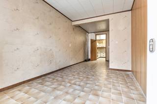 Immo Pické biedt u deze te renoveren woning aan in Sint-Pieters-Leeuw, gelegen in de nabijheid van winkels, scholen, openbaar vervoer, invalswegen en alle voorzieningen. Deze woning beschikt op de gelijkvloerse verdieping over een woonkamer, een keuken, een tussengang, een badkamer (en wasplaats) en een toilet. Op de eerste verdieping beschikt deze woning over twee slaapkamers (hoogte plafond +- 1,92m), waarvan één doorloopkamer. De zolderverdieping is te bereiken via een vaste trap uit de doorloopkamer en kan worden ingericht als bijkomende slaapkamer. Achteraan beschikt deze woning nog over een berging en een ruime tuin. Links van de woning ligt nog een privatieve toegang tot de achterkant van de woning, wat handig is voor fietsen of voor het uitvoeren van renovaties. Renovatieplicht van toepassing.