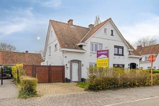 Welkom in deze charmante halfopen woning, gelegen in de geliefde wijk Kapellenkouter.Dit is dé kans om te wonen in een unieke buurt, gekenmerkt door...
