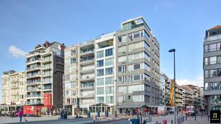 Prachtig gemeubeld 1-slaapkamerappartement gelegen op het Rubensplein op de zonnekant, met prachtig zeezicht en zicht over het Albertstrand. Het appartement is volledig westgericht waardoor men op dit zeldzame stuk van de zeedijk van de zon kan genieten vanaf het middaguur. Samenstelling: inkom, slaapkamer, badkamer met toilet en douche, open keuken, leefruimte in parket. Kelder in het gebouw. <br />Enkel mogelijk om te huren als tweede verblijf<br />Provisie syndickosten 75 euro/maand <br /><br />HUURVOORWAARDEN:<br />- 3 maanden huurwaarborg<br />- verzekering<br />- plaatsbeschrijving op gedeelde kost (50/50)<br />- indien tweede verblijf: taks tweede verblijf ten laste van de huurder<br />- verbruik nutsvoorzieningen (elektriciteit, water, tv, internet, ...) komt bovenop de huurprijs en wordt bij intrede op naam van de huurder geplaatst.<br />[EPC: 87 kWh/m² - UC: 20130829-0001432102-00000001-8].