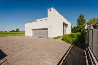 **Vanaf-prijs – Moderne villa uit 2004 op een perceel van 2399m2 in Rekkem. Bereikbaar via een elektrische inrijpoort en een dubbele garage.De...