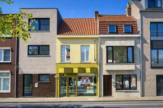 Droomt u van een eigen zaak met comfortabele woonst in het bruisende centrum van Eeklo? Dit instapklare en perfect onderhouden pand biedt u die kans — én dat aan een betaalbare prijs.

De handelsruimte is professioneel ingericht met balie, centraal geplaatste werkposten en drie spoelbakken achteraan. De open indeling bevordert klantcontact en creëert een aangename, professionele uitstraling. Aansluitend vindt u een gastentoilet en een ruime badkamer met dubbele lavabo, douche en praktische was- en bergruimte.

Het zuidgericht terras met aangelegde tuin vormt een echte meerwaarde. Achteraan bevindt zich een aparte buitenberging, bereikbaar via een handige uitweg — ideaal voor stockage, leveringen of fietsen.

Op de verdieping geniet u van een warme, open leefruimte met tijdloze keuken, eetplaats en salon, met zicht op het tweede zonneterras en de tuin. Verder beschikt de woning over een ruime slaapkamer met ingemaakte kasten en een afgewerkte zolderkamer die perfect kan dienen als tweede slaapkamer of extra bergruimte.

Bovendien is deze aankoop fiscaal bijzonder interessant: dankzij de combinatie wonen/werken kunnen beroepsmatige kosten in rekening worden gebracht, wat dit eigendom ook financieel strategisch aantrekkelijk maakt.
Een unieke kans om betaalbaar wonen en ondernemen te combineren op toplocatie. Het EPC zit bijna op D, dus slechts beperkte maatregelen zijn nodig om te voldoen aan de wetgeving. Wij denken aan zonnepanelen die fiscaal afschrijfbaar zijn en uw verbruik drastisch zullen doen dalen. Twee vliegen in 1 klap.

Contacteer ons voor een bezoek en ontdek de mogelijkheden. 
Bel ons op 09 336 16 15 of mail naar info@vastgoedunicum.be, we helpen u graag verder.
