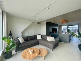 In het centrum van Sint Antonius vinden we dit zeer recente appartementsgebouw terug.<br />Op de 3de verdieping vinden we deze prachtige penthouse met 2 slaapkamers terug.<br />Het appartement is toegankelijk via de lift.<br /><br />Indeling: inkomhal met een apart gastentoilet, zeer ruime en lumineuze leefruimte voorzien van ingemaakte kasten en een volledig geïnstalleerde open keuken en langs beiden kanten zijn er mooie ruime terrassen voorzien, achter de keuken is er een ruime berging voorzien met aansluiting voor wasmachine en droogkast, twee volwaardige slaapkamers waarvan één met ingemaakte kasten, badkamer met bad, dubbel lavabomeubel en inloopdouche.<br /><br />Achteraan het gebouw is er een open parkeerplaats voorzien, reeds inbegrepen in de huurprijs.<br /><br />Gemeenschappelijke kosten: Een provisie van € 100/maand voor het onderhoud van de gemeenschappelijke delen en de lift.<br />Alle nutsvoorzieningen zijn rechtstreeks af te sluiten door de huurder.<br /><br />Voor meer informatie of een bezichtiging ter plaatse, contacteer Lieselotte via lieselotte@reds.be.