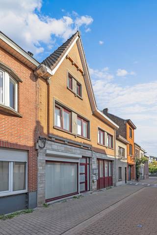 <p>In het centrum van Ninove bevindt zich dit energetische dakappartement. Het gebouw werd verbouwd in 2009 en het appartement kreeg een volledige renovatie in 2026. EPC is A. Winkels, scholen en openbaar evrvoer bevinden zich stapvoets. Het appartement omvat een lichtrijke living met open keuken, twee slaapkamers, overloop, badkamer en een berging. Er is een mogelijkheid tot aankoop van een extra kelderberging. Verwarming op warmtepomp(lucht-lucht) - ramen pvc dubbel glas - EK conform - geen lift.</p>