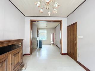 De woning is volledig te renoveren, maar biedt een solide basis voor wie op zoek is naar een betaalbare woning met karakter en een centrale...
