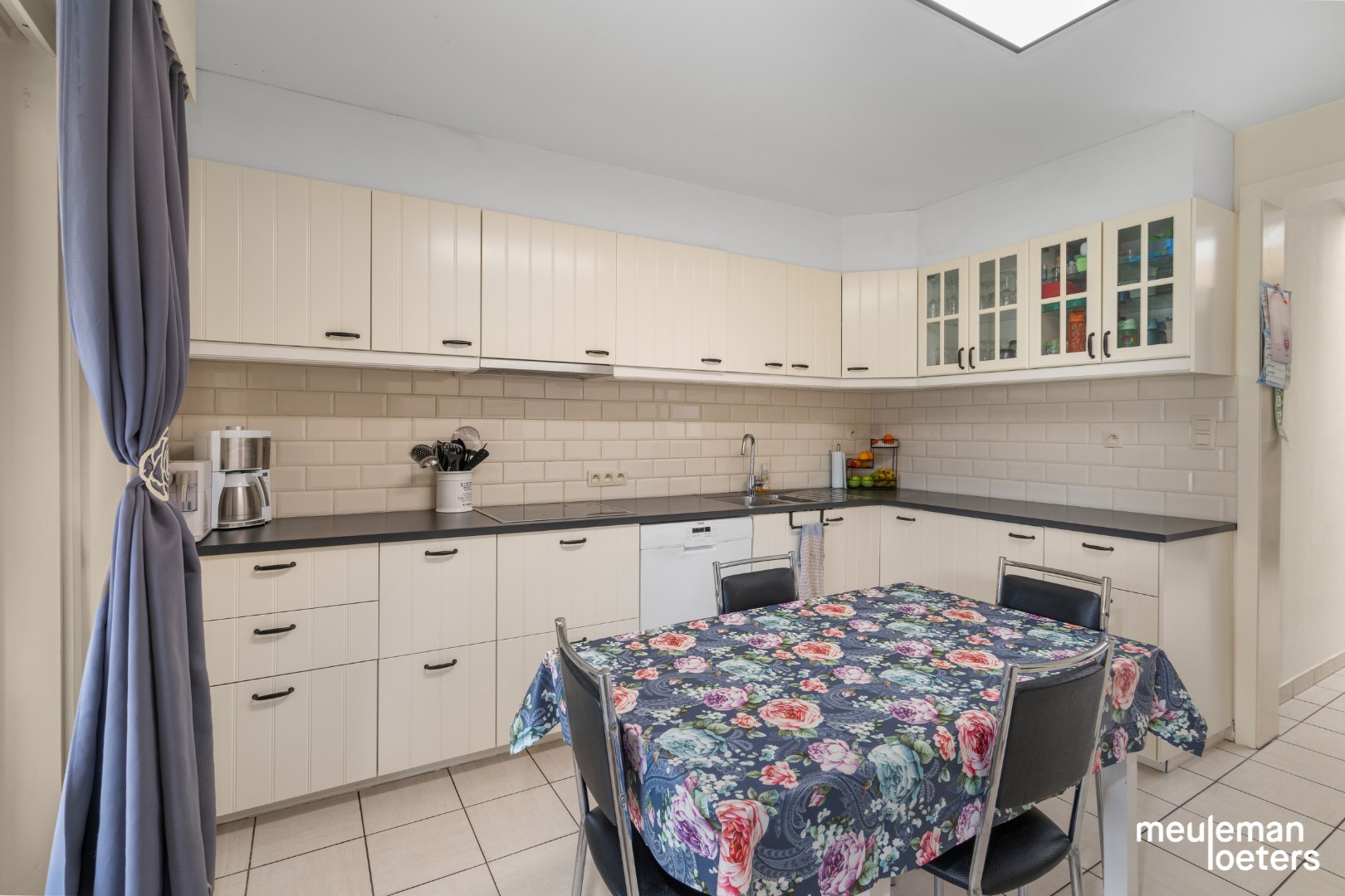 Gezinswoning met drie slaapkamers en inpandige garage - foto 3