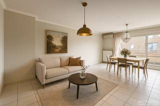 NIEUWE VOORWAARDEN! - BEZOEKMOMENT WOENSDAG 3 DECEMBERPal in het centrum van Roeselare, vind je dit lichtrijke op te frissen 2-slaapkamerappartement...