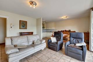 <p>Voor meer info of een bezoek, bel 054 69 39 36 - <strong>Interessant voor starters of investeerders! In het centrum </strong>van Geraardsbergen bieden wij u dit <strong>instapklare, energiezuinige appartement</strong> aan! De <strong>kleinschalige residentie </strong>beschikt over 4 appartementen en 1 kantoorruimte. Het appartement bevindt zich op de 2e verdieping en is bereikbaar met de trap of <strong>lift.</strong> De indeling is als volgt: inkomhal met gastentoilet,<strong> lichtrijke leefruimte met een ruim terras</strong>, keuken, slaapkamer en een aanpalende badkamer. Het appartement beschikt over een <strong>een kelderberging</strong>. Energiezuinig appartement - Vernieuwde boiler - Centrum - Ruim terras - Berging - Garagebox optioneel</p>