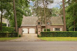 <p><span>Klassieke villa op 2.233m² met zuid-georiënteerde tuin</span></p><p><span> </span></p><p><span>* Gelijkvloers : inkomhal op lichte natuursteen met gastentoilet, ruime living in L-vorm op prachtige massieve parket en houthaard, witte keuken, tussenhal met ingemaakte kasten, bureel op keramische tegels, CV-ruimte met stookolieketel en wasafdeling, overdekt terras, dubbele garage met afstandsbediende poorten, koele berging</span></p><p><span> </span></p><p><span>* Verdieping : nachthal op vast tapijt, hoofdslaapkamer op parket met ingemaakte kasten, 2 slaapkamers op vast tapijt, apart toilet, badkamer met ligbad / douche / dubbele wastafel, 2 grote slaapkamers op parket</span></p><p><span> </span></p><p><span>- zonnepanelen</span></p><p><span>- CV op stookolie</span></p><p><span> </span></p><p><span>Gelegen in het gegeerde Koningshof, geniet deze villa van een rustige en groene omgeving en tal van sportfaciliteiten, scholen en winkels in de buurt.<br />Het royale, zuidgerichte perceel van maar liefst 39 meter breedte biedt maximale privacy en lichtinval.<br />Een unieke opportuniteit voor wie ruim en comfortabel wil wonen op een toplocatie.</span></p>