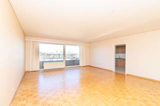 <p><strong>Bezichtiging mogelijk na het maken van een huurdersprofiel via </strong>https://onid.mijnhuurprofiel.be/property/0697ac56-526d-40dc-8eeb-3edbc4f83186</p><p><br /></p><p><strong>Dit lichtrijke appartement</strong><span> ligt in een verzorgd gebouw, op een strategische locatie vlak bij invalswegen, scholen, winkels en openbaar vervoer. Je geniet van een uitstekende bereikbaarheid en een comfortabele woonomgeving.</span></p><p><br /></p><p><strong>Het appartement bestaat uit</strong> een inkomhal – een ruime woonkamer op parket – een aparte keuken met inductie kookvuur – twee slaapkamers – een badkamer met ligbad – een apart toilet - balkon met zonnetent - een kelderberging.</p><p><br /></p><p><strong>Troeven:</strong> Inclusief een Inpandige autostaanplaats - Gunstig EPC (B)</p>