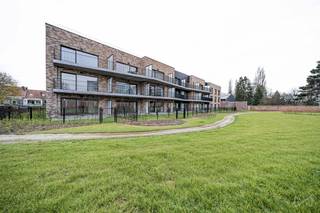 <strong>Informatie &amp; Bezoeken:</strong> 02/318.18.08 of new.brussels@weinvest.be<br />Ontdek het Agatha Garden-project. Gelegen in een aangename en dynamische buurt, trekt Agatha Garden aan door zijn bevoorrechte leefomgeving, die toegankelijkheid, comfort en natuur combineert. Het bestaat uit twee kleinschalige residentiële complexen en herbergt 48 woningen rondom een tuin die de stedelijke biodiversiteit versterkt. Ontworpen met een eco-verantwoordelijke benadering, voldoet Agatha Garden aan de laatste milieu-normen, wat zorgt voor een laag energieverbruik. Bovendien profiteer je van een verlaagde btw van 6% op de bouwkosten (onder voorwaarden).