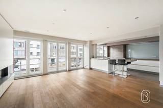 <p>Te koop: Centraal gelegen handelspand met duplex appartement</p><p>In het centrum van Deinze bevindt zich deze instapklare eigendom bestaande uit een handelspand met daarboven een duplex appartement.</p><p>Wat maakt dit pand uniek?<br />De handelsruimte op het gelijkvloers is volledig ingericht met ingemaakte kasten en een toonbank en leent zich perfect voor diverse activiteiten zoals kantoor, showroom, traiteur of handelszaak. Boven bevindt zich het duplex appartement. Indeling: lichtrijke leefruimte, open keuken, gastentoilet, drie volwaardige slaapkamers, dressing en badkamer. Bovendien is er ook nog een ruim terras aanwezig.</p><p>Voor wie is dit ideaal?<br />Ideaal voor zelfstandigen, vrije beroepen of investeerders die op zoek zijn naar een veelzijdige eigendom met commerciële mogelijkheden en comfortabele woonruimte.</p><p>Te koop via Immo Beguin, jouw vastgoedexpert sinds 2009, met kantoren in Ronse, Waregem, Kortrijk, Deinze, Doornik en Lessines.</p>