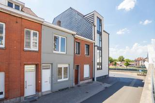 Harelbeke: Woning met EPC CDeze woning biedt een unieke opportuniteit voor wie op zoek is naar een centraal gelegen woonst met alle faciliteiten op...