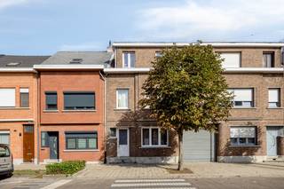 In de Edward Claessenslaan te Niel vinden we deze zeer ruime en gerenoveerde woning. De woning is een solide betonnen constructie en werd met...