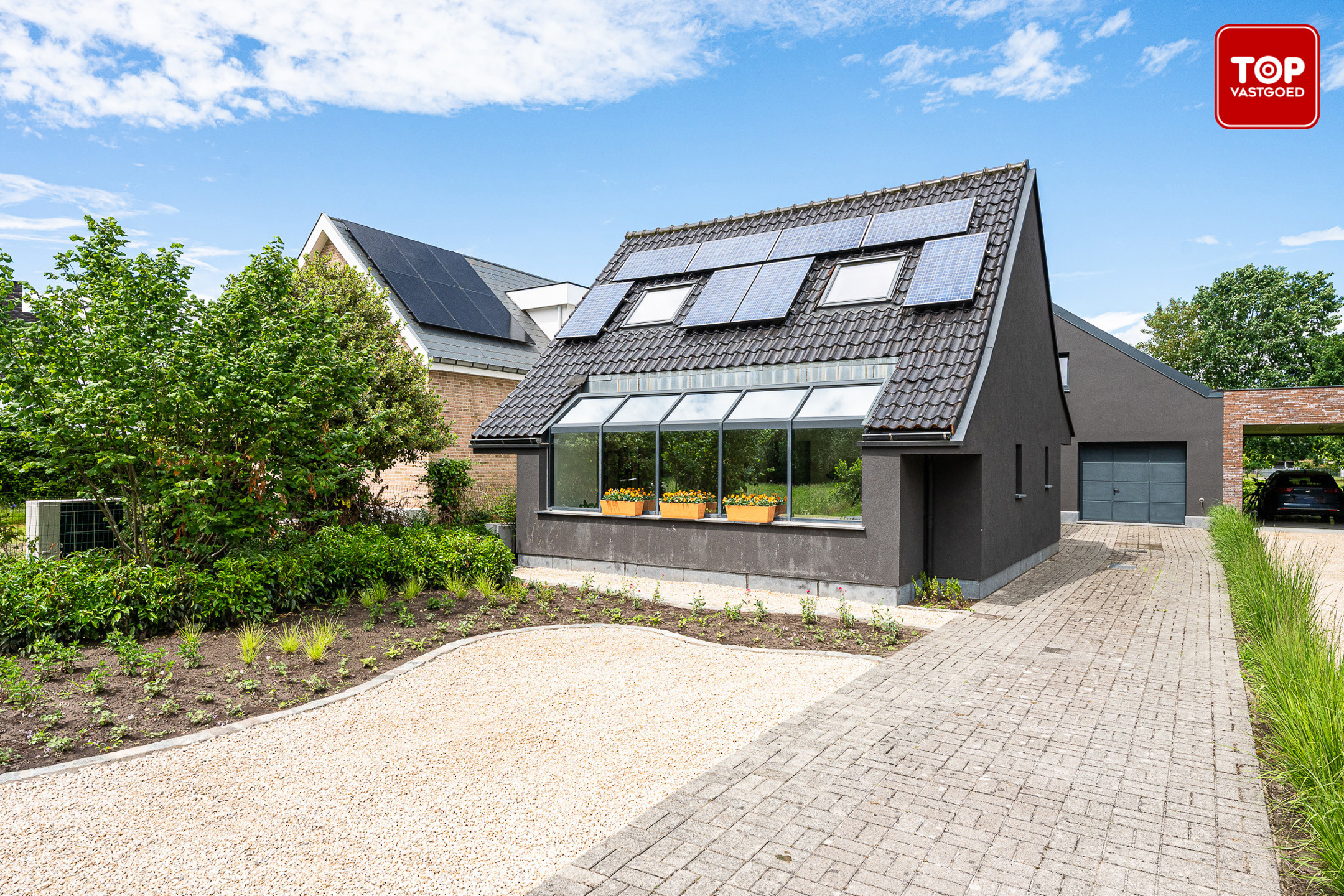 Gerenoveerde gezinswoning met garage en ruime tuin - foto 1