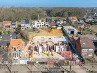 OPENDEUR TER PLAATSE OP DE WERF - ZAT 22 NOVEMBER VAN 10u. TOT 12u.<br />Contacteer Karin (0486/97 84 27, karin@reds.be) voor meer info of een afspraak.<br /><br />Hof de Gavre: Welkom bij dit prachtig nieuwbouwproject dat het perfecte samenspel biedt tussen modern comfort en stijlvol wonen. Dit unieke project bestaat uit 17 eigentijdse appartementen en 3 ruime woningen, ontworpen met oog voor detail en kwaliteit, gelegen in het centrum van Wommelgem. <br /><br />De ligging is strategisch gekozen met goede bereikbaarheid tot voorzieningen en groene ruimtes: winkels bevinden zich op wandelafstand, Parken (Sportpark Ruggeveld en provinciaal domein Rivierenhof) op fietsafstand. Door de nabijheid van openbaar vervoer staan de bewoners in een mum van tijd in hartje Antwerpen.<br /><br />De 17 appartementen, verdeeld over drie verdiepingen, bieden een variatie aan indelingen om aan diverse woonbehoeften te voldoen. Met strakke lijnen en grote ramen creëren de appartementen een open en lichte sfeer, terwijl de gebruikte hoogwaardige materialen zorgen voor een duurzame uitstraling. Elk appartement beschikt over buitenruimte, de appartementen op het gelijkvloers beschikken bovendien over grote tuinen met oppervlakten die variëren tussen 85m² tot maar liefst 135 m². De ondergrond is voorzien van staanplaatsen en bergingen, een staanplaats in de ondergrondse kelderverdieping dient mee aangekocht te worden.<br /><br />De 3 woningen in dit project vormen een prachtig contrast met de appartementen. Met een eigen tuin en een karakteristiek ontwerp, bieden deze woningen een unieke kans voor gezinnen die op zoek zijn naar ruimte en privacy. De architectuur is doordacht en harmonieert perfect met de omgeving, waardoor een aangename woonomgeving ontstaat.<br /><br />Het gehele nieuwbouwproject is voorzien van moderne voorzieningen en duurzame oplossingen, waardoor het niet alleen aantrekkelijk is voor het oog, maar ook voor het milieu. Het project wordt dan ook gebouwd volgens de laatste BEN-normen.<br /><br />Kortom, dit nieuwbouwproject is niet zomaar een plek om te wonen; het is een levendige gemeenschap waar comfort, stijl en duurzaamheid samenkomen. Ontdek de mogelijkheden en maak deel uit van deze bijzondere woonervaring!<br /><br />Prijzen starten vanaf € 219 000,00 en er bestaat een mogelijkheid om aan te kopen aan 6% BTW.<br /><span>Info en verkoop:</span><br /><span>De verkoop geschiedt onder BTW op het constructie-aandeel en registratierechten op het grondaandeel, onder de voorwaarden van de wet Breyne. Contacteer Karin (0486/97 84 27, karin@reds.be) voor de beschikbaarheid en meer info.</span>