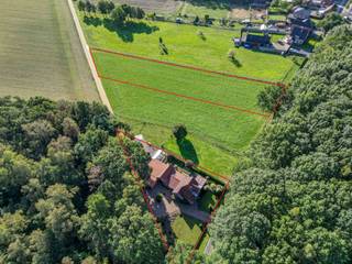 KARAKTERVOLLE WONING OP 41,73 ARE TE OPGLABBEEK<br /><br />Deze ruime woning is gelegen tegen natuurgebied op 1 kilometer van het centrum van Opglabbeek. Bijgevolg zijn het centrum van Opglabbeek met haar voorzieningen zoals scholen, winkels en restaurants vlot bereikbaar. Bovendien ligt het natuurgebied "de Duinengordel" met haar wandelpaden en ruiternetwerk in je achtertuin waardoor deze woning een buitenkans is voor de natuur- en paardenliefhebber.<br /><br />Het huis is voorzien van 16 zonnepanelen (16 x 235 kWh) met groenestroomcertificaten (330 euro/1.000 kWh), het dak en de spouwmuur van de hoofdbouw zijn geïsoleerd, er zijn overal pvc ramen met dubbele beglazing en grotendeels automatische rolluiken voorzien. Alsnog valt de woning onder renovatieverplichting binnen de 6 jaar na aankoop. Om het EPC- peil naar het gewenste D-label om te vormen zijn er verschillende opties zoals bijvoorbeeld het dak extra isoleren of de verouderde stookolieketel vervangen door een warmtepomp of aardgasketel. Op onze website kan u een renovatierapport downloaden waar u een idee kan krijgen van de kosten die nodig zijn om het D-label te behalen.<br /><br />Gelijkvloers beschikt u over een ruim leefgedeelte van bijna 50 m² bestaande uit een gezellige living met eetplaats en zithoek met ingebouwde houthaard. Aanpalend is er een goed uitgeruste keuken geïnstalleerd. Van hieruit heeft u toegang tot het naastgelegen, deels overdekte terras met een gunstige, zuidelijke zonoriëntatie.<br /><br />Voorts zijn er een inkomhal, een gastentoilet, een wasplaats, achterinkom, een bureau en een badkamer ter beschikking in de hoofdbouw. Ook zijn er nog 2 ruime garages, een serre en een ruime werkplaats van 56 m² gelegen in de tuinzone. De eerste verdieping heeft op haar beurt 3 slaapkamers, een overloop en een toilet te bieden. Extra bergruimte is voorhanden op de zolder en in de kelderverdieping.<br /><br />De woning is gelegen op een ruim perceel van 41,73 are, ideaal voor het houden van dieren. Bovendien kan er gezien de ligging in agrarisch gebied nooit langs de woning gebouwd worden waardoor uw privacy gegarandeerd blijft.<br /><br />Enkele TROEVEN van deze woning opgelijst:<br /><br />+ Perceel 41,73 are<br />+ 16 zonnepanelen met groenestroomcertificaten<br />+ Dubbele beglazing + automatische rolluiken<br />+ Dak + spouw hoofdbouw geïsoleerd<br />+ Mooie ligging tegen natuurgebied<br />+ Ruime loods 56 m² + 2 ruime garages<br />+ Veel privacy / geen directe buren<br />+ Betonnen tussenvloeren<br /><br />Kortom, een uitzonderlijk aanbod voor wie op zoek is naar een degelijke woning met veel privacy op een ruim perceel. Meer info? Contacteer Maarten Delbroek via maarten@vestio.com of bel naar 0471/034804.<br />