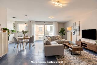 Ben je op zoek naar een ruim en comfortabel appartement op een centrale locatie in Roeselare? Dit eigendom in de kleinschalige residentie "HUVO" combineert een gunstige ligging met een praktische indeling en veel natuurlijk licht!<br /><br /><strong>Ligging: </strong>Het appartement geniet van een topligging in het centrum van Roeselare. Winkels, gezellige horeca en openbaar vervoer bevinden zich op wandelafstand. Dankzij de vlotte aansluiting op de E403 is ook de bereikbaarheid uitstekend. Ideaal voor wie centraal wil wonen met alle faciliteiten binnen handbereik.<br /><br /><strong>Indeling van het appartement:</strong><br />Het appartement bevindt zich op de eerste verdieping en biedt een functionele indeling. <br />De inkomhal leidt naar de lichte woonkamer met open keuken en handige berging. Vanuit de leefruimte heb je toegang tot het voorliggende terras, waar je heerlijk buiten kan vertoeven.<br />Er zijn twee volwaardige slaapkamers, waarvan één met directe toegang tot het achterliggende terras. De badkamer is voorzien van een lavabomeubel, ligbad en aansluitingen voor wasmachine en droogkast.<br />Achter het gebouw is er een afgesloten garagebox, optioneel mee aan te kopen voor €25.000.<br /><br /><strong>Technische kenmerken:</strong>
<ul>
	<li>Centrale verwarming op aardgas.</li>
	<li>PVC-ramen met dubbele beglazing.</li>
	<li>Conforme elektriciteit. </li>
	<li>EPC-label B (120 kWh/m²/jaar).</li>
</ul>
<strong>Extra troeven:</strong>

<ul>
	<li>Kleinschalige en verzorgde residentie.</li>
	<li>Instapklaar en energiezuinig wonen.</li>
	<li>Centrale ligging met alle voorzieningen dichtbij. </li>
	<li>Mogelijkheid tot aankoop van een afgesloten garagebox.</li>
	<li>Twee aangename terrassen.</li>
</ul>
Benieuwd om dit appartement te ontdekken? Neem gerust contact op met ons kantoor voor meer info of om een bezoek te plannen via 051/201 400.