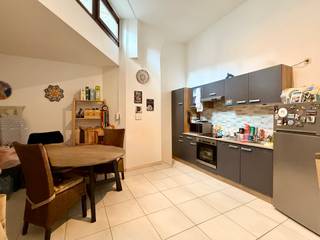 <p>Mooi appartement met 2 slaapkamers van 110 m² in een karaktervol gebouw, gelegen in het centrum van Ath.<br /><strong>Indeling:</strong> inkomhal, ruime en lichtrijke woonkamer, uitgeruste keuken met eetgedeelte, twee slaapkamers, nachthal met apart toilet, badkamer met bad en wastafel.<br />Het appartement beschikt ook over een <strong>privatieve kelder</strong>.</p>
<p><strong>Technisch:</strong> EPC C, dubbele beglazing, centrale verwarming op gas via een individuele ketel, elektrische installatie conform, gebouw voldoet aan de brand- en elektriciteitsnormen.</p>
<p><strong>Bezoeken op afspraak met IMMO BEGUIN:</strong> baptiste@immobeguin.be</p>