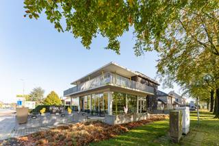 Tweeslaapkamerappartement gelegen nabij centrum Diksmuide, openbaar vervoer, scholen...<br /><br />Bij het binnenkomen in de inkomhal vindt u een vestiaire en een afzonderlijk toilet met lavabo. De open keuken (uitgerust met elektrische oven, ingebouwde koelkast, vaatwasmachine, gasfornuis, dampkap en spoelbak) en leefruimte zijn zeer lichtrijk omwille van de grote raampartijen. De badkamer is voorzien van een lavabomeubel en inloopdouche. Er zijn 2 slaapkamers van elk 10,8m². Tevens is er een ruim terras en op het gelijkvloers is er een overdekte fietsenstalling.<br /><br />Gemeenschappelijke lasten €35/maand.<br /><br />Onmiddellijk beschikbaar.<br /><br />