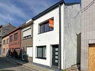 Voor meer informatie of een bezoek contacteer Anne De Block van OC Vastgoed: 0471 38 00 36 of anne@ocvastgoed.be<br /><br />Deze energiezuinige woning met topligging te Wetteren beschikt over drie slaapkamers (10m²/9m²/18m²) en gezellig terras met tuin. Belangrijke invalswegen, winkels en scholen in de buurt. <br /><br /><strong>De indeling als volgt: <br />Gelijkvloers:</strong><br />Inkomhal, technische ruimte, badkamer voorzien van toilet, lavabo en inloopdouche, uitgeruste keuken en lichtrijke leefruimte.<br /><strong>Eerste verdieping: </strong><br />Centrale overloop, afzonderlijk toilet en twee ruime slaapkamers (10m²/9m²).<br /><strong>Tweede verdieping te betreden met vaste trap:</strong><br />Deze ruime kan dienen als derde, ruime slaapkamer (11m²).<br /><br />Zonnig aangelegd terras met gezellige tuin! <br />Parkeermogelijkheid in de straat. <br /><br />Technische gegevens (eerste bewoning na renovatie): dubbele beglazing, centrale verwarming op aardgas, conforme elektriciteit. <br /><br /><strong>Maak uw afspraak vandaag nog! </strong><br /><br />EPC label B (146kWh/m²jaar  / Bewoonbare oppervlakte volgens EPC attest: 113m²  / Perceeloppervlakte: 120m²<br />Stedenbouwkundige inlichtingen in aanvraag op 27/04/2026. <br />Geen overstromingsgevoelig gebied: P-score: A, G-score: A