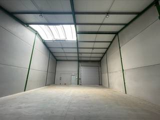 Uitstekend gelegen nieuwbouw opslagruimte van 360 m² te huur op slechts 450 m van de op- en afrit 10 Beernem van de E40.De opslagruimte met een vrije...