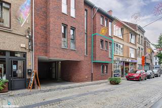 INSTAPKLAAR APPARTEMENT MET ZONNEPANELEN, AUTOSTAANPLAATS EN KELDERBERGING IN DE STADSKERN VAN TONGEREN<br /><br />*** Bekijkt U dit appartement via een aanverwante website? Surf dan naar https://matisimmo.be/nl/aanbod/4430342/appartement-te-koop-in-3700-tongeren-borgloon en klik op volgende link voor het INTERACTIEF GRONDPLAN: https://grondplan.matisimmo.be/grondplan/?map=TongerenHemelingenstraat36 ***<br /><br />Dit goed onderhouden en instapklare appartement is gelegen in de gezellige stadskern van Tongeren en vinden we terug op de Hemelingenstraat 36 bus 0102. Dankzij de centrale ligging bevinden winkels, eetgelegenheden, supermarkten, openbaar vervoer en andere voorzieningen zich op wandelafstand. Bovendien geniet het appartement van een vlotte bereikbaarheid naar omliggende steden en bevinden de op- en afritten van de snelweg zich op slechts 10 minuten rijden.<br /><br />Het appartement is gelegen op de eerste verdieping en is bereikbaar via zowel de trap als de lift.<br /><br />We betreden het appartement via de centrale inkomhal, die voorzien is van een gastentoilet. Vanuit de inkomhal bereiken we de lichtrijke woonkamer met zit- en eetgedeelte en de geïnstalleerde open keuken. Dankzij het aangename lichtinval vormt dit een gezellige leefruimte. Vanuit de woonkamer heeft men toegang tot het ruime, deels overdekte terras.<br /><br />Verder beschikt het appartement over één ruime slaapkamer met aansluitend de badkamer en een praktische berging. De badkamer is uitgerust met een enkele lavabo, douche en toilet. De berging biedt eventueel plaats voor de wasmachine en droogkast.<br /><br />Het appartement is voorzien van een zonnepaneleninstallatie met een vermogen van 2.075 Wp. Daarnaast beschikt het over een autostaanplaats aan de achterzijde, gelegen onder de carport. Tot slot behoort er een kelderberging tot het appartement, die bereikbaar is via de trap.<br /><br />Wilt u graag een bezoek ter plaatse om het appartement zelf te verkennen? Neem vrijblijvend contact op via 089/44 00 00 of info@matisimmo.be<br /><br />De vermelde woonoppervlakte is steeds de bruikbare vloeroppervlakte overgenomen uit het EPC-verslag.<br /><br /><em>Bestuursmaatregelen in het maatregelenregister: nee</em><br /> 