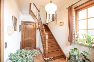 Centraal gelegen burgerwoning met garage, groot bijgebouw en ruime tuin.STARTPRIJS: Elk bod boven deze startprijs, wordt voorgelegd aan de eigenaars, die al dan niet kunnen in gaan op dit aanbod.Deze solide woning combineert een rustige ligging met alle gemak van nabijgelegen winkels en scholen.Centrale situering met vlotte bereikbaarheid, terwijl de directe omgeving toch een aangename, stille woongelegenheid biedt.De woning beschikt over een ruime oprit (4 wagens), een ruime garage (22 m²), groot bijgebouw (36 m²), ideaal als hobbyruimte, atelier of extra opslag.Aanvullend is er ook een grote, groene omgeving met serre die nog alle mogelijkheden biedt voor ontspanning.Binnenin vind je een lichte en aangename leefruimte met gezellige open haard, met aansluitend een lichtrijke tuinkamer met buitenterras.Compacte keuken, aangevuld met de bijkeuken/wasruimte en apart toilet. Op de 1ste verd. zijn er 3 slaapkamers en een badkamer met ligbad, toilet en dubbel meubel. De ruime zolder biedt de kans om extra slaapkamers te creeëren.Hoogwaardige materiaalkeuze zoals het gebruik van witsteen, voleiken deuren, rustieke tegelpannen.Regenwater, centraal stofzuigersysteem, vloerverwarming, gunstige epc- score, asbestveilig!Kortom: een duurzame en solide woning met tal van troeven.Voor meer informatie of bezoek contacteer Regine: 0493 112 050 - regine@correctvastgoed.beMaak gebruik van onze online schattingstool!👉 https://www.correctvastgoed.be/schatting