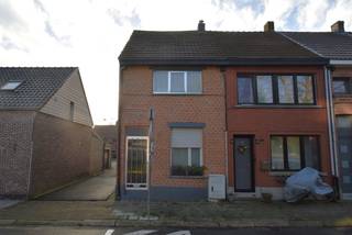 Dit pand is gelegen op een zeer goede locatie, vlakbij invalswegen, scholen en winkels.We komen binnen via de inkomhal.Verder de gezellige leefruimte...