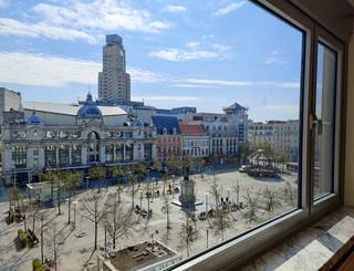 <div>
<div>
<div>
<p>Cet appartement spacieux est situé sur la célèbre Groenplaats. Avec l'ascenseur, vous arrivez au cinquième étage, où vous entrez dans l'appartement par un hall d'entrée spacieux équipé de placards intégrés. En avançant vers le séjour, la vue historique unique attire immédiatement l'attention. De plus, le séjour est une grande pièce très agréable. Ensuite, vous arrivez à la cuisine. Celle-ci est dotée de suffisamment d'espace de rangement, d'une cuisinière électrique avec four, d'un lave-vaisselle, d'un four à micro-ondes et d'un réfrigérateur intégré avec congélateur. À l'arrière, se trouvent 2 chambres, dont 1 est une pièce entièrement fermée. C'est la chambre principale avec placards intégrés. L'autre chambre dispose également de beaucoup d'espace de rangement et possède une salle de bain attenante avec baignoire/douche, double lavabo et toilettes. Il y a également des toilettes pour invités séparées.<br /><br /><span>Situé au cœur de la ville historique. Juste à côté de la Grand-Place et directement sur la vibrante Groenplaats. Ici, vous êtes entouré de tout ce que la ville a de meilleur à offrir. Différents restaurants avec de belles terrasses, un grand supermarché à 200m, de charmantes boutiques de quartier et à distance de marche des quais de l'Escaut. En bref, le quartier le plus vivant de la ville.</span></p>
</div>
</div>
</div>