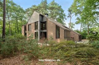 <p><span>In een uiterst residentiële en gegeerde omgeving, vlakbij het meer van Keerbergen, bevindt zich deze karaktervolle en statige villa met een royale bewoonbare oppervlakte van maar liefst 377 m². Gelegen op een perceel van 3.293 m² geniet deze eigendom van rust, privacy en een groene omgeving.</span></p><p><span><br />Via de inkomhal met gastentoilet betreedt u de woning. De ruime en lichtrijke living sluit naadloos aan op de eetkamer, ideaal voor gezellige familiemomenten en ontvangsten. De volledig geïnstalleerde keuken biedt alle comfort voor de kookliefhebber. Verder vindt u op dit niveau een praktische wasplaats/berging, een vernieuwde badkamer en een dubbele garage. De ruime overloop geeft toegang tot vier royale slaapkamers, elk met voldoende ruimte en lichtinval. De tweede badkamer is uitgerust met zowel een bad als een douche, wat zorgt voor optimaal comfort voor het hele gezin. Tenslotte beschikt de woning over een bergzolder, ideaal voor extra opslagruimte.</span></p><p><span> </span></p><p><span>Buiten is het heerlijk vertoeven in de knap aangelegde tuin met aangelegd fietspad voor kinderen, en op het overdekte en verwarmde terras.</span></p><p><span>De dubbele, inpandige garage en lange oprijlaan zorgen voor meer dan voldoende parkeergelegenheid.</span></p><p><span> </span></p><p><span>Deze eigendom is de ideale combinatie van ruimte, comfort en ligging, perfect voor wie op zoek is naar een exclusieve woonbeleving in een groene en rustige omgeving.</span></p><p><span> </span></p><p><span> </span></p>