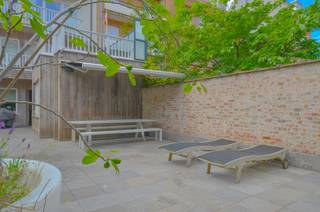 Aangenaam, perfect onderhouden appartement met een ruim terras afgewerkt met kwalitatieve materialen gelegen op een boogscheut van de zee.Indeling:...