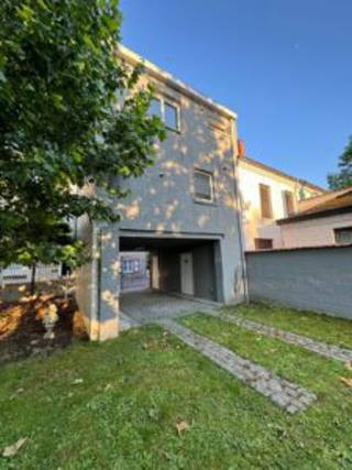 <p>Deze bel-etage woning geniet een centrale ligging te Avelgem vlakbij het centrum, diverse winkels, openbaar vervoer … Parkeergelegenheid vlakbij de woning aanwezig.</p>
<p>INDELING:</p>
<p>KELDER</p>
<p>EERSTE VERDIEP<br />– inkomruimte<br />– apart toilet<br />– lichtrijke leefruimte met zitplaats en open, ingerichte keuken</p>
<p>TWEEDE VERDIEP<br />– 2 slaapkamers<br />– badkamer met douche & badkamermeubel</p>
<p>ZOLDER (geïsoleerd)</p>
<p>CARPORT + TUIN</p>
<p>Algemene info:<br />– Epc: 269 kWh/m² jaar<br />– CV op aardgas<br />– geen huisdieren</p>
<ul>
<li>vrij vanaf 01/09/2026</li>
</ul>
<p>Indien u meer info of een bezoek wenst, contacteer immo-deal bv: 0486 72 70 73.</p>