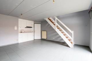 <p><strong>Lichtrijk duplex-appartement, gelegen aan de Vredestraat 157. Het appartement heeft een bewoonbare oppervlakte van ca. 54 m² en beschikt over 1 slaapkamer en een gezellig stadstuintje. Gelegen in een rustige straat, op wandelafstand van de Grote Markt.<br /><br /></strong>Dit gerenoveerd duplex-appartement beschikt over een bewoonbare oppervlakte van ca. 54 m². Dankzij de grote raampartijen geniet de woonkamer van een aangename natuurlijke lichtinval. Het appartement is gelegen in een rustige straat en bevindt zich op wandelafstand van de Grote Markt, winkels, openbaar vervoer en andere voorzieningen. Hierdoor geniet u van een centrale ligging met alle dagelijkse faciliteiten binnen handbereik.</p>
<div>Bij het betreden van het appartement komt u terecht in de lichtrijke woonkamer met open keuken. Vanuit de leefruimte heeft u toegang tot het terras en het gezellige stadstuintje. Op de verdieping bevindt zich de slaapkamer met aansluitend de badkamer, uitgerust met een douche, wastafel en toilet.<br /><br /></div>
<span>Bijzonderheden:</span> <br />
<ul>
<li>EPC: 171 kWh/m² (label B)</li>
<li>Bouwjaar: 1995</li>
<li>Elektriciteit conform</li>
<li>Optioneel kan een ondergrondse autostaanplaats aangekocht worden voor 16.500 EUR (P28)</li>
<li>Ideaal als investeringsappartement</li>
<li>Gemeenschappelijke kosten: 145 EUR/maand, incl. verzekering</li>
</ul>
Een ideale opportuniteit voor zowel investeerders als starters die op zoek zijn naar een appartement met een centrale ligging, veel lichtinval en een gezellige buitenruimte.