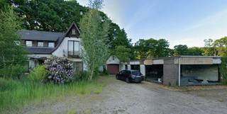 <p>Gelegen aan de St. Antoniusweg in Neerpelt, biedt deze opengezinswoning een perfecte combinatie van ruimte, comfort en een aantrekkelijke ligging. Het huis heeft een bewoonbare oppervlakte van 202 m² en een toonzaal van 121m² op een riant perceel van 1.108 m² tegen de kanaal en op een goede zichtlocatie. Het charmante karakter. De woonkamer en de keuken zijn enkel van elkaar gescheiden door een tussenwand die eenvoudig gescheiden kan worden. </p>
<p>Deze woning is voorzien van praktische extra's zoals twee toiletten, en twee badkamers én een toonzaal.<br /><br />Pluspunten:<br /><br />Zeer grote ruimtes<br />Statige woning<br />Toonzaal aanwezig<br />Prachtige ligging tegen de kanaal<br /><br />Neem contact met ons op voor een vrijblijvend bezoek en ontdek zelf de potentie van deze prachtige multifunctionele woning.</p>