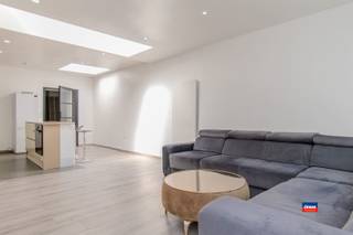 <p><span>HOBOKEN | INSTAPKLARE WONING MET DRIE SLAAPKAMERS, TWEE BADKAMERS EN TERRAS | EPC B | </span></p><p><span>Indeling als volgt : gelijkvloers : inkomhal - slaapkamer - badkamer met douche, lavabo en toilet - open geïnstalleerde leefkeuken - salon met schuifdeur naar het groot terras.</span></p><p><span>Eerste verdieping: traphal - grote slaapkamer met mezzanine - badkamer met douche, toilet en lavabo - kleine slaapkamer. </span></p><p><span>Elektrische installatie conform het AREI. </span></p><p><span>Deze woning is gunstig gelegen in de nabijheid van scholen, openbaar vervoer en scholen.</span></p><p><span> </span></p>