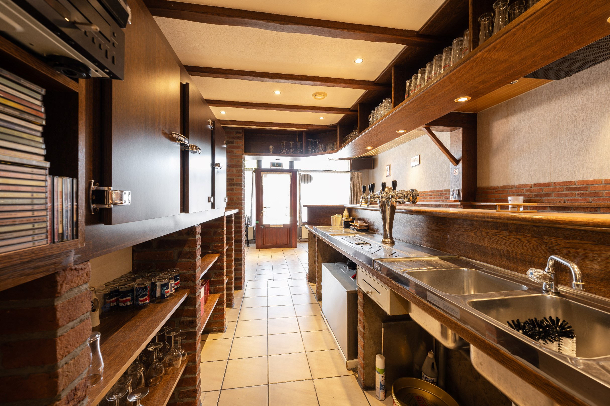 Interessante woning en achterliggende woning in het centrum van Sint-Lenaarts - foto 4