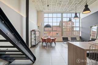 Op een unieke en karaktervolle locatie in Avelgem, op de iconische site van “De Groote Fabrieke”, bevindt zich deze <strong>volledige afgewerkte en kwalitatief afgewerkte loft </strong>van maar liefst<strong> 179 m²</strong>. Hier komen ruimte, licht en authenticiteit samen in een bijzonder woonconcept.<br /><br /><strong>Het pand is gekend als handelsruimte en deed voorheen dienst als showroom. Dankzij de ruime indeling leent het zich uitstekend voor diverse professionele activiteiten, zoals een vrij beroep, kantoor, praktijk- of showroomfunctie.</strong><br /><br /><u><strong>Indeling</strong></u><br />Via de ruime inkomhal kom je in de leefruimte met volledig geïnstalleerde en ongebruikte keuken terecht. <strong>Verder is er op dezelfde verdieping één ruime slaapkamer met badkamer (lavabo en douche)</strong>, ruime berging en apart toilet aanwezig.<br /><strong>Op de mezzanineverdieping bevinden zich een ruime bureelruimte, twee ruime slaapkamers en een tweede badkamer</strong>. Deze is uitgerust met een ligbad, dubbele wastafel en toilet. <br />De loft beschikt verder over een alarmsysteem. Bij de loft bestaat de mogelijkheid om<strong> twee ondergrondse staanplaatsen </strong>en een zeer ruime, afgesloten berging aan te kopen.<br /> Dankzij de hoge plafonds en grote raampartijen geniet de loft van een overvloed aan natuurlijk licht en een sterk gevoel van ruimte.<br /><br /><u><strong>Troeven</strong></u>
<ul>
<li>Loft van 179 m²</li>
<li>Unieke en authentieke locatie</li>
<li>Ruime en lichtrijke leefruimte</li>
<li>3 slaapkamers en 2 badkamers</li>
<li>2 ondergrondse staanplaatsen en berging mogelijk</li>
</ul>
<u><strong>Interesse in deze bijzondere loft?</strong></u><br />Voor meer informatie of een bezichtiging, contacteer REALIMMO via 0478 50 58 91 of nicolas@real-immo.be.