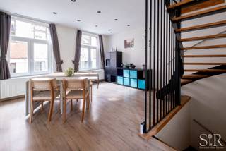 Lichtrijke woning met 4 slaapkamers op topligging in Mechelen. Bent u op zoek naar een ruime, instapklare woning waar u wonen en werken perfect kan combineren? Deze lichtrijke woning met 4 slaapkamers gelegen in het rustige en historische Groot Begijnhof van Mechelen, biedt hiervoor alle mogelijkheden? Dankzij de indeling en de extra ruimtes op het gelijkvloers kunt u hier comfortabel wonen én een professionele werkplek creëren zonder in te boeten aan privacy of leefruimte. Denk bijvoorbeeld aan een thuiskantoor, praktijkruimte, atelier, creatieve werkplek of een aparte ruimte voor uw zelfstandige activiteit.<br />Ook qua ligging is deze woning een uitstekende uitvalsbasis. De Grote Markt bevindt zich op minder dan 5 minuten wandelen, terwijl winkels, supermarkten, scholen, het historische stadscentrum en belangrijke invalswegen vlot bereikbaar zijn. U geniet dus van de levendigheid en bereikbaarheid van de stad, gecombineerd met de rust van het Groot Begijnhof.<br /><br />Indeling: via de inkomhal krijgt u toegang tot twee afzonderlijke kamers. Verder bevinden zich op deze verdieping een apart toilet en een praktische berging met ingebouwde kasten. Hier zijn aansluitingen voorzien voor wasmachine en droogkast en is er voldoende bergruimte.<br />De eerste verdieping vormt het hart van de woning en beschikt over een ruime eetkamer en lichtrijke living. De volledig ingerichte keuken is voorzien van onder andere een ingebouwde oven en vaatwasser en geeft rechtstreeks toegang tot het terras. Het terras biedt een aangename plek om na een werkdag tot rust te komen of gezellig te genieten met familie en vrienden.<br />Op de tweede verdieping bevinden zich twee ruime slaapkamers en een badkamer met toilet, lavabomeubel en ligbad. Daarnaast beschikt de woning over een zolder en kelder, waardoor er nog heel wat extra mogelijkheden zijn voor opslag, hobby's of archivering.<br />De woning is bovendien uitgerust met zonnepanelen, wat een mooie extra troef is op het vlak van energieverbruik.<br /><br />Concreet: deze woning is bijzonder interessant voor zelfstandigen, vrije beroepen, thuiswerkers of ondernemers die op zoek zijn naar een combinatie van een comfortabele gezinswoning en een praktische werkplek. Dankzij de twee afzonderlijke kamers op het gelijkvloers kunt u uw professionele activiteiten organiseren zonder dat uw werkruimte de leefruimtes inneemt. Tegelijk geniet u boven van een ruime en lichtrijke woonomgeving met terras<br />Intresse? Contacteert ons via mail (info@immosir.be) of telefonisch (015/65.50.05) om een afspraak in te plannen!