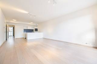 ETTERBEEK, close to the Cinquantenaire, beautiful apartment of approximately 93 m² comprising an entrance hall, living room, fully equipped open-plan kitchen, 2 bedrooms, bathroom, WC and two terraces of approximately 12 m² and 6 m². Cellar no. 74. Indoor parking space “P14” (+ €30,000) MANDATORY. Double glazing, double-flow ventilation system, thermostat and reinforced security door. Charges: approximately €250/month (property management, common areas, insurance). EPC: B. Available immediately. Measurements are provided for information purposes only.