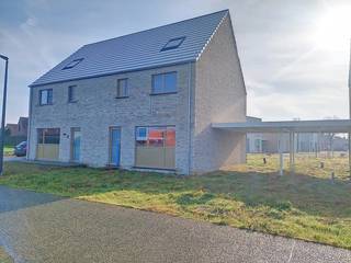 Lot 93 is een halfopen bebouwing op een grondoppervlakte van 252 m² en met een totale bewoonbare oppervlakte van 181 m². Deze woning staat ruwbouw-winddicht momenteel en kan tamelijk snel instapklaar gemaakt worden. Moderne bouwstijl : 2 bouwlagen met zadeldak. <strong>GELIJKVLOERS:</strong> inkom, wc, ruime living, open keuken met eiland, berging. Mooie tuin. Carport inbegrepen. <strong>EERSTE VERDIEPING</strong>: 1 grote slaapkamer voor de ouders met mogelijkheid tot dressing, 2 kinderkamers, ingerichte badkamer met inloopdouche, ligbad, badkamermeubel met dubbele lavabo, aparte wc. Ruime zolder met vaste trap. Mogelijkheid tot 2 extra kamers, berging, extra badkamer of hobbyruimte. Deze woning wordt volledig afgewerkt aangeboden met ingerichte keuken en badkamer, bevloering en vloerverwarming. Energieneutrale woning (E -11) dankzij doorgedreven isolatiepakket, ventilatiesysteem D, ruim pakket zonnepanelen en warmtepomp. Dit betekent niet enkel grote besparingen op je energiefactuur, maar ook 5 jaar geen onroerende voorheffing én betere voorwaarden voor je lening. Deze woning wordt gebouwd in een nieuw woonproject in het centrum van Sijsele, meer bepaald naast het woonzorgcentrum De Stek. Rustig gelegen en veel groene ruimte aanwezig. Goeie mobiliteit met winkels, scholen en ontspanningsmogelijkheden vlakbij.<br /><br />Prijs excl. btw en kosten. Voor meer informatie bel 09 280 60 60 of mail naar info@durabrik.be<br />Download de brochure op https://durabrik.immo/sijsele-nieuwe-weg.<br /><br />* Afbeeldingen en oppervlaktes zijn indicatief.