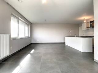 In de Rodestraat 8 te Veurne vinden we dit modern appartement (85m²) met 2 ruime slaapkamers en groot terras (12m²). Het appartement is volledig instapklaar!INDELING:> Tweede verdieping:- Inkom met gastentoilet;- Leefruimte (38m²) met open keuken voorzien van elektrische kookplaat, dampkap, frigo, oven, ingebouwde vaatwas en dubbele gootsteen;- Nachthal;- Berging (2,5m²) met aansluiting voor wasmachine;- Slaapkamer 1 (11,26m²);- Slaapkamer 2 (11,26m²);- Badkamer (5m²) met wasmeubel en douche;- Terras (12m²).> Kelderverdieping:- Gemeenschappelijke fietsenberging;- Autostaanplaats.TROEVEN:- Energiezuinig (E56);- Instapklaar;- Ruim terras (12m²);Gemeenschappelijke kosten: + €60/maandBeschikbaar vanaf: 01/07/2026 Ben je geïnteresseerd in dit pand te huur in Veurne? Ga naar de website www.dewaele.com, klik op het pand dat je wenst te huren. Via de rode knop "vraag je bezoek aan" vragen we u kort een profiel in te vullen. Daarna nemen we contact op voor een bezoek. Telefonisch kunnen er geen afspraken gemaakt worden.