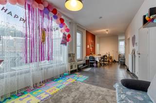 Pal in het centrum van Zottegem, aan de Hoogstraat, ligt in binnengebied dit appartement op de 1e verdieping in een kleinschalig gebouw van 7 entiteiten. Het werd gebouw in 2013 met een bewoonbare oppervlakte van 100.00m² en een terras van 24,49m². Het energielabel C en een EPC-waarde van 270.00 tonen aan dat dit appartement goed geïsoleerd is en dus energiezuinig. Dit zorgt niet alleen voor lagere energiekosten, maar is ook goed voor het milieu. Op heden is het appartement verhuurd dus het kan ook een veilige opbrengsteigendom zijn. Mogelijkheid tot aankoop autostaanplaats en dit in het hart van Zottegem!