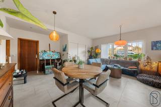 <p><strong>Instapklare woning met zuidgerichte tuin nabij Ronse</strong></p>
<p>Nabij Ronse, met vlotte verbinding naar Brakel en op ca. 1 uur van Brussel, bevindt zich deze instapklare woning met zuidgerichte tuin en open zicht op de omliggende velden. Een ideale ligging voor wie rustig wil wonen met een goede bereikbaarheid.</p>
<p>De woning biedt een praktische en flexibele indeling, geschikt voor diverse woonbehoeften. Op het gelijkvloers vindt u een inkomhal met gastentoilet, een lichtrijke leefruimte met open keuken, twee slaapkamers, een bureauruimte en een badkamer. Ideaal voor wie comfortabel gelijkvloers wil wonen.</p>
<p>Op de verdieping is er reeds een douche en toilet voorzien, samen met een ruime zolder die verder kan worden ingericht naar extra slaapkamers, hobbyruimte of bureau.</p>
<p>De kelderverdieping biedt tal van mogelijkheden met een wasruimte, ruime berging en twee garages, waarvan één met elektrische poort en één geschikt voor twee wagens.</p>
<p>Buiten geniet u van een zonnig terras en een zuidgerichte tuin met prachtig open zicht. De aanwezige zonnepanelen dragen bij aan een energiezuinig verbruik.</p>
<p>Een veelzijdige woning, perfect voor gezinnen, koppels of wie ruimte en comfort zoekt op een strategische ligging nabij Ronse en Brakel.</p>
<p>Dit zoekertje omvat enkele AI-gegenereerde visualisaties.<br />Te koop via Immo Beguin, jouw vastgoedexpert, met kantoren in Ronse, Waregem, Kortrijk, Deinze, Doornik en Lessines<br />Meer info of plan je bezoek: wim@immobeguin.be</p>