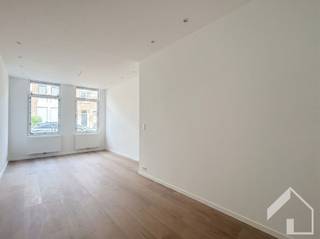 <p><span>Volledig gerenoveerd gelijkvloers appartement met tuin en atelier</span></p><p><span>In een verzorgd gebouw bevindt zich dit volledig gerenoveerde gelijkvloers appartement, ideaal voor wie op zoek is naar comfortabel wonen met een aangename buitenruimte en extra bergruimte.</span></p><p><span>Bij het betreden van het appartement komt u terecht in een fris en modern interieur, afgewerkt met oog voor kwaliteit en wooncomfort. Het appartement beschikt over een ruime slaapkamer en een aangename leefruimte die naadloos aansluit op de hedendaagse afwerking.</span></p><p><span>Een absolute troef is de volledig verharde privatieve tuin, waar u in alle rust kan genieten van het buitenleven. Achteraan biedt deze tuin rechtstreeks toegang tot een praktische zeer ruime opslagruimte of atelier, ideaal voor hobbyisten, extra stockage of het veilig opbergen van fietsen.</span></p><p><span>Verder beschikt het gebouw over een ruime gemeenschappelijke inkomhal, waar de mogelijkheid voorzien is om een elektrische fiets op te laden. Bovendien hoort bij het appartement een privatieve kelder, uitgerust met aansluitingen voor een wasmachine en droogkast.</span></p><p><span>De nutsvoorzieningen zijn praktisch geregeld: gas en elektriciteit worden apart afgerekend, terwijl het waterverbruik via de gemeenschappelijke kosten wordt verdeeld. Deze bedragen 50 euro per maand.</span></p><p><span>Dankzij de grondige renovatie, de praktische indeling en de extra buiten- en bergruimte is dit appartement een uitstekende keuze voor wie op zoek is naar een instapklare huurwoning met net dat tikkeltje meer.</span></p><p><span> </span></p><p><span>Schrijf u in op het bezoekmoment via onze website: www.immomk.be</span></p><p><span> </span></p>