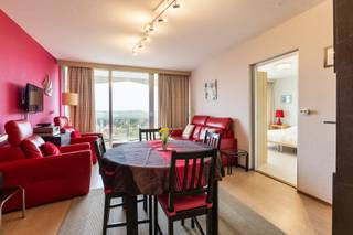 <p><strong>DE PANNE: 1-SLAAPKAMERAPPARTEMENT MET ZONNIG TERRAS EN PANORAMISCH DUINENZICHT</strong><br /> </p>
<p>Op zoek naar een aangenaam 1-slaapkamerappartement aan zee met een prachtig uitzicht? Dan is dit appartement absoluut het ontdekken waard! Het appartement is gelegen op de 8ste verdieping van de goed gelegen Residentie Westdiep en biedt dankzij zijn hogere ligging een uniek en panoramisch zicht over de duinen. Vanuit de woonkamer, keuken én slaapkamer geniet u dagelijks van dit prachtige kustlandschap. Bovendien beschikt de residentie over een privézwembad, ideaal om tijdens de zonnige dagen heerlijk te ontspannen en af te koelen. Een perfecte combinatie van rust, natuur en comfort, zowel als tweede verblijf als investering.<br /> </p>
<p><strong>Indeling:</strong> inkomhall met ingebouwde slaaphoek met stapelbed, badkamer met ligbad en toilet, afzonderlijke slaapkamer, woonkamer met prachtig duinenzicht, keuken en ruim zongericht terras met panoramisch uitzicht over de duinen.<br /> </p>
<p><strong>Troeven:</strong></p>
<ul><li>
<p>Panoramisch duinenzicht</p>
</li><li>
<p>Privézwembad in de residentie</p>
</li><li>
<p>Rustige omgeving, omgeven door natuur<br /> <br /> </p>
</li></ul>
<p>Contacteer ons voor meer informatie of om een bezoek in te plannen.</p>