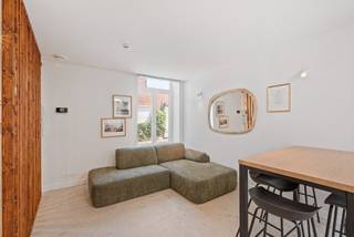 Deze volledig vergunde studentenresidentie met 5 kamers combineert onmiddellijke inkomsten met het comfort van een totaalrenovatie. Ideaal voor wie zoekt naar een zorgeloze, instapklare investering.<br /><br />Gelegen in de voormalige Neuskapel bevindt zich deze karaktervol historisch (maar niet beschermde) opbrengsteigendom met 5 verhuurde studentenkamers, goed voor een jaarlijkse huuropbrengst van € 34.140 en een bruto aanvangsrendement van 4,56% (netto 4,18%).<br /><br />De residentie werd volledig gerenoveerd volgens de hedendaagse normen voor kwalitatieve studentenhuisvesting. Ze omvat twee gelijkvloerse studentenkamers en drie ruime duplexkamers, elk uitgerust met een privatieve badkamer met douche, toilet en lavabo én een eigen parlofoon. Daarnaast beschikken de bewoners over een gemeenschappelijke leefruimte en een volledig uitgeruste keuken.<br /><br />De zonnepanelen en conforme technische installaties dragen bij aan een toekomstgerichte en onderhoudsarme opbrengsteigendom.<br /><br />Troeven<br />•Jaarlijkse huuropbrengst van € 34.140<br />•Brutorendement van 4,56% – nettorendement van 4,18%<br />•Volledig vergund<br />•Geregistreerde huurovereenkomsten<br />•Conformiteitsattest en Vlaams Kotlabel<br />•Branddetectie-installatie conform de strengst geldende norm<br />•Zonnepanelen<br />•Op wandelafstand van campussen, winkels, station en openbaar vervoer