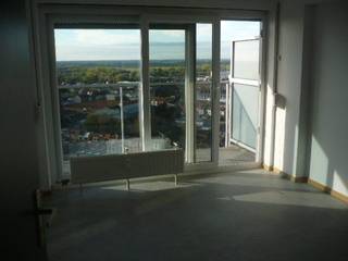 <p>Mooi gerenoveerd appartement op de 19de verdieping – Spinmolenplein, Gent.</p><p>Dit mooi gerenoveerde appartement bevindt zich op de 19de verdieping van het appartementsgebouw aan het Spinmolenplein, vlak bij het Groene Valleipark in Gent.</p><p>Het appartement is geschikt voor maximaal 2 personen en beschikt over een gezellige woonkamer, een keuken, een badkamer en één slaapkamer. Een absolute troef is het ruime terras, waar je volop kunt genieten van het uitzicht.</p><p>Het appartement is voorzien van dubbele beglazing en rolluiken, wat bijdraagt aan het wooncomfort.</p><p>Het gebouw beschikt over een conciërge die instaat voor een vlot beheer en een aangename woonomgeving. Daarnaast zijn er per gebouwdeel drie snelle liften beschikbaar, waaronder één ruime verhuislift.</p><p>Dankzij de gunstige ligging bevinden winkels, voorzieningen en openbaar vervoer zich op een vlot bereikbare afstand. Ook is er voldoende parkeergelegenheid in de omgeving.</p><p>Een comfortabel en verzorgd appartement op een mooie locatie in Gent, ideaal voor wie rustig en praktisch wil wonen.</p>