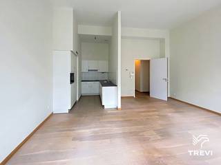 <div>
<p>BRUSSEL, (1.3) prachtig appartement, ideaal gelegen in het centrum van Brussel, dicht bij alle voorzieningen, met een bewoonbare oppervlakte van ±97 m² op de 1e verdieping, bestaande uit: zeer lichte woonkamer van ±25 m² met volledig uitgeruste open keuken, twee slaapkamers, badkamer, kelder. Eigen gasverwarmingsketel. Raming van de kosten: 185 €/maand (gemeenschappelijke kosten). Mogelijkheid om een parkeerplaats te huren, afhankelijk van beschikbaarheid. HUURCONTRACT VOOR BEDRIJVEN MOGELIJK. EPC: C; 26 kg CO₂/(m²/jaar) Beschikbaar vanaf 01/11/2026</p>
<p></p>
<p>Op de 1e verdieping - appartement 1.3</p>
<ul>
<li>Entree</li>
<li>Ruime woonkamer van ±25 m² (massief parket)</li>
<li>Volledig uitgeruste open keuken (oven, kookplaten, afzuigkap, koelkast/vriezer, vaatwasser) - wasruimte</li>
<li>1 slaapkamer van ±12 m² (massief parket)</li>
<li>1 kinderkamer of L-vormig kantoor van ±8 m² (massief parket)</li>
<li>Badkamer (bad/douche, wastafel, toilet)</li>
</ul>
<p>Kelder nr. 8</p>
<p>Eigen gasgestookte verwarmingsketel</p>
</div>
