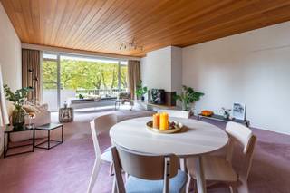 Dit appartement is gelegen op een rustige en groene locatie, met winkels, supermarkten, openbaar vervoer en belangrijke verbindingswegen in de nabije omgeving. Een absolute troef is de nabijheid van het Sint-Annabos, het Sint-Annastrand en de Scheldeboorden, waar je heerlijk kunt wandelen, fietsen en ontspannen in de natuur.<br /><br />Dit ruime hoekappartement op de tweede verdieping combineert een praktische indeling met aangename leefruimtes en beschikt over drie slaapkamers en twee badkamers. Via de inkomhal met ingemaakte kasten kom je in de ruime woonkamer, afgewerkt met tapis-plain en voorzien van een gezellige elektrische haard. Er is voldoende plaats voor een comfortabele zithoek en een aparte eethoek. Vanuit de woonkamer heb je rechtstreeks toegang tot het terras. Aansluitend bevindt zich de keuken met retro-uitstraling, afgewerkt met een tegelvloer en voorzien van de nodige uitrusting.<br />Het appartement beschikt over drie slaapkamers. De masterbedroom heeft een aansluitende dressing, terwijl de twee overige slaapkamers flexibel kunnen worden ingericht als kinder-, logeer- of werkkamer. Verder zijn er twee badkamers aanwezig. De eerste is uitgerust met een dubbele lavabo en een ligbad met douchemogelijkheid. De tweede badkamer beschikt over een inloopdouche.<br /><br />Een aparte autostaanplaats dient bij aangekocht te worden voor € 15.000.<br /><br />EPC: 207 kWh/m²<br />P-score: C G-score: B<br />stedenbouwkundige inlichtingen: in aanvraag